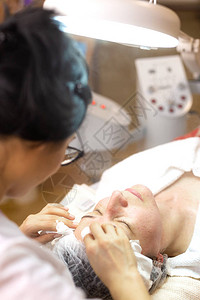 水疗中心的面部护理接受面部美容治图片