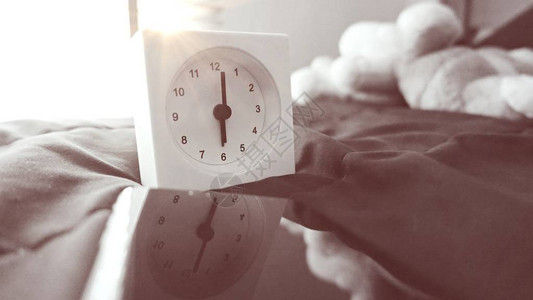旧的记忆时间概念6点钟在床上倒数时钟图片
