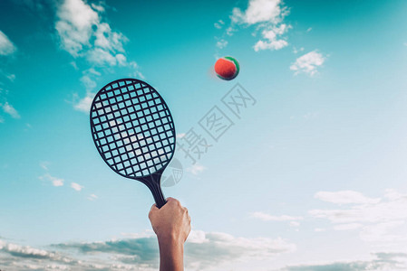 羽毛球或沙滩网球夏季比赛反对天空暑假和期的概念极简主背景图片