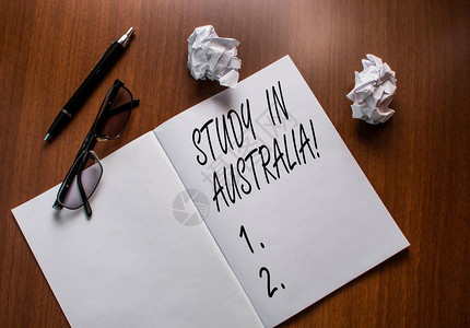 概念手写显示在澳大利亚学习概念意义出国订单完成学业笔记本小皱纹纸球图片