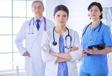 一群医生和护士站在医院的图片