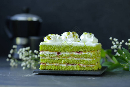 绿色开心果蛋糕配奶油甜点图片
