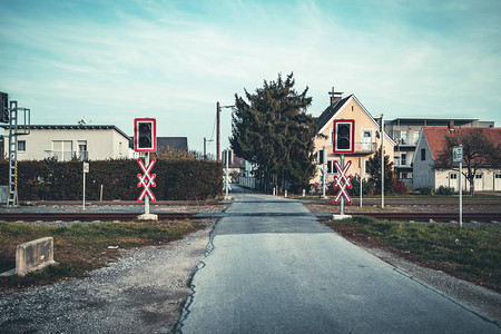 农村景观中的铁路道口图片