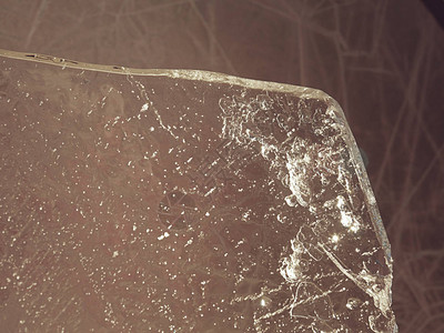 对抗强烈阳光的薄冰板在浮冰中可见深裂缝图片