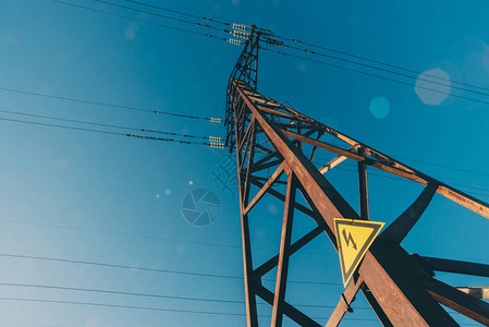 蓝天特写背景上的电源线电线杆上的电动轮毂具有复制空间的电力设备天空中的高压电线电力行业带有闪电背景图片