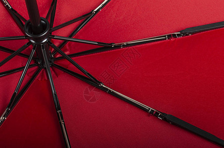 红防水和防风黑伞有玻璃纤维肋骨图片