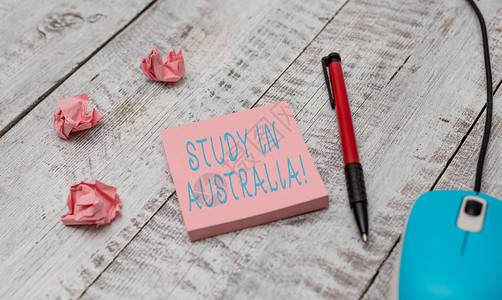 显示在澳大利亚学习的文字符号展示出国订单完成学业的商务照片书写设备和电脑鼠标图片
