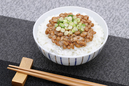 碗上的日本米饭和纳豆图片