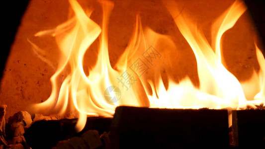 关闭以在老式烤箱中燃烧火来烘烤食物传统烤箱燃烧的木材和图片