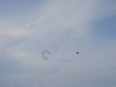 在海面上飞行双人滑翔伞图片