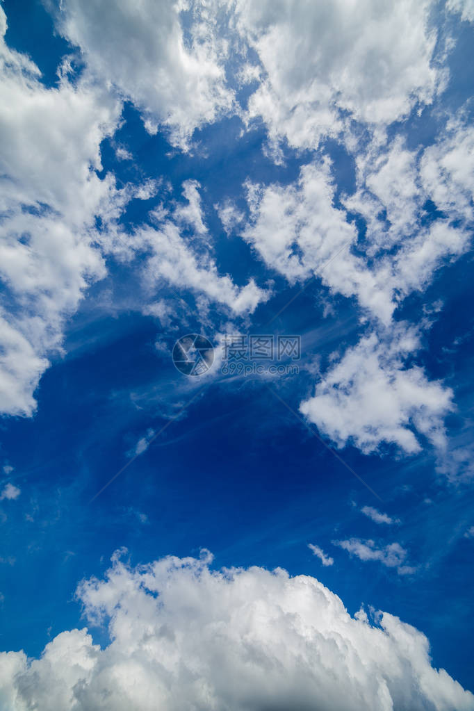 中午正时分天顶云层交汇图片