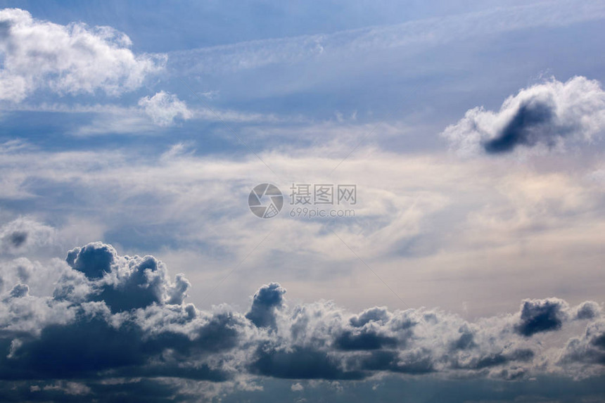 近地平线附近的远方混合积聚物和羽云并图片