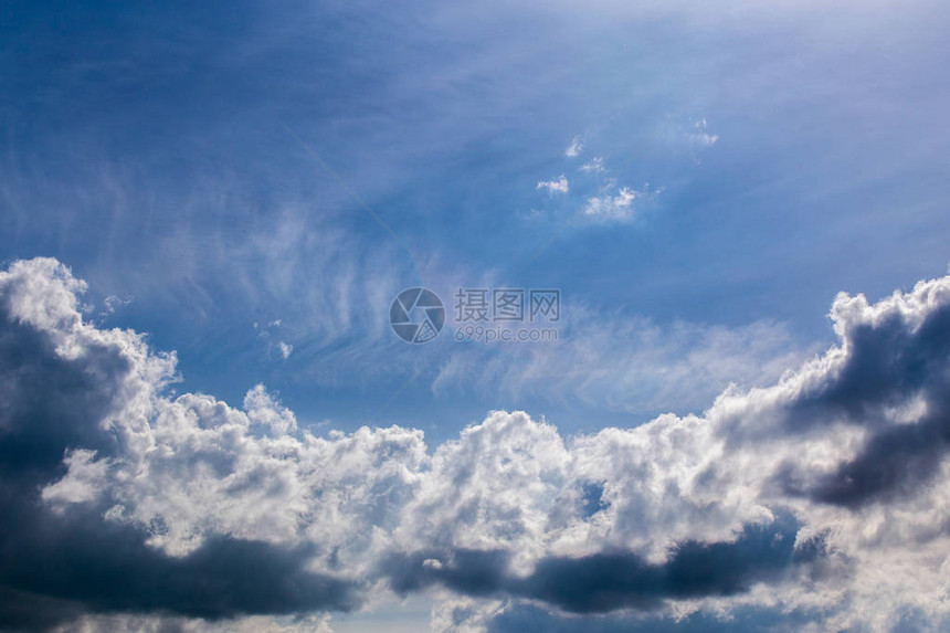 近地平线上近处的长尾背后立积聚物和羽云图片