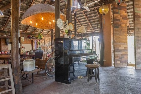 乡村阁楼室内设计室的钢琴和道具室内设计室包括木桌椅和灯部分客厅图片