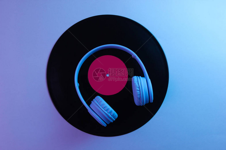 黑乙烯唱片的耳机80年代反向波荧光图片