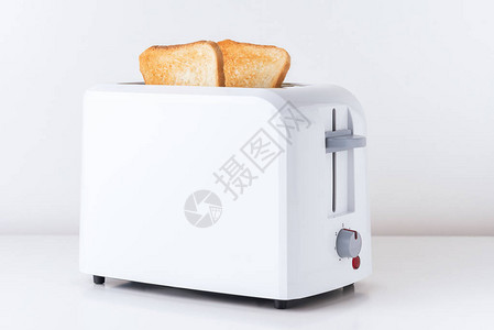 白色背景烤面包机的烤面包机特写图片