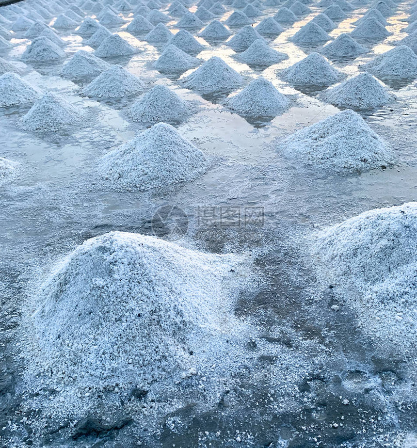 泰国SamutSakhon的海盐农场有机海盐海水的蒸发和结晶盐工业原料氯化钠太阳能蒸图片