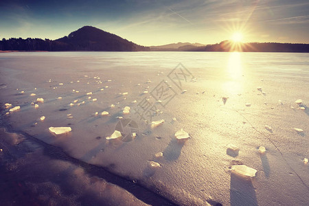 冷冻的海湾中美丽的史诗冰晶图片