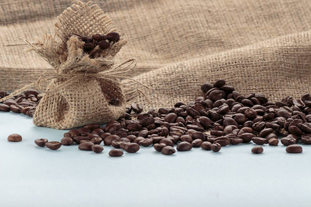 阿拉伯咖啡豆和蓝背图片
