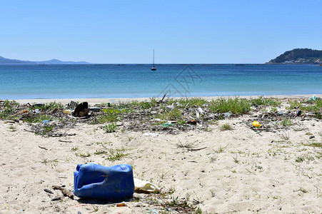 有塑料污染的肮脏海滩西图片