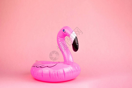 粉红色背景的巨型充气Flammingo游泳池漂浮派对背景图片