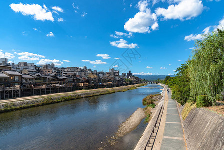 日本京都市鸭川或鸭川的美丽风景图片