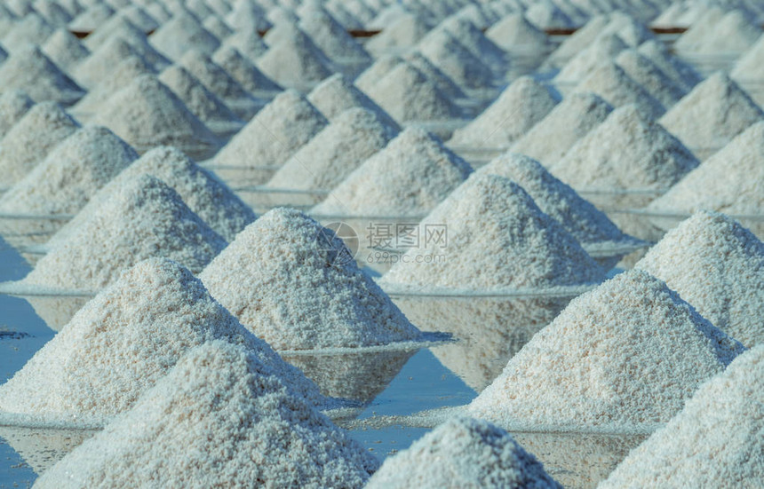 泰国的海盐农场有机海盐海水的蒸发和结晶盐工业原料氯化钠太阳能蒸发系统碘图片