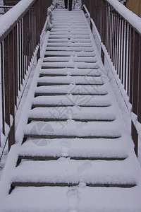 突然下了一场大雪覆盖了楼梯图片