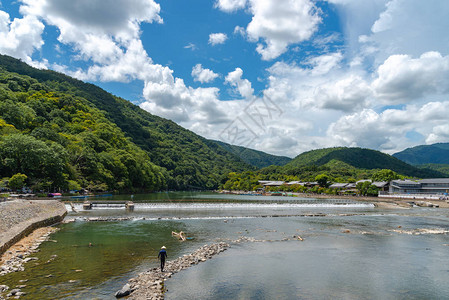 岚山地区色彩缤纷的森林山背景的桂川渡月桥岚山是指定的历史遗迹和名图片