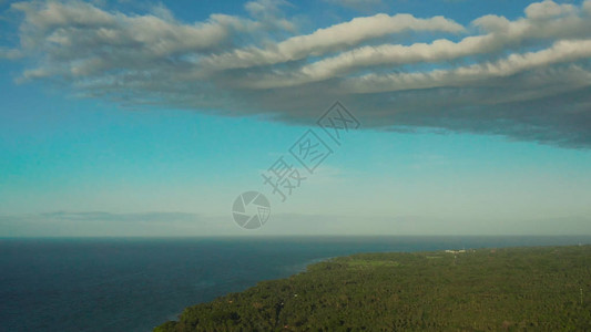 美丽的天空景观与白云在岛屿的海岸和蓝色的大海图片