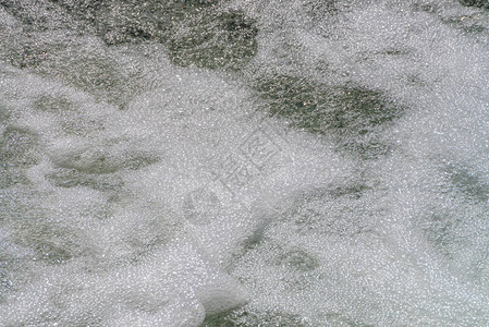 泡沫水表面的自然纹理河流特写的急流山溪水流湍急干净的水波背景与复制空间闪亮流的纹理泡沫背景图片