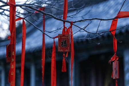 祝福的红布木牌在的寺庙中游客用来祈求好运和财富的道具中文本意味图片