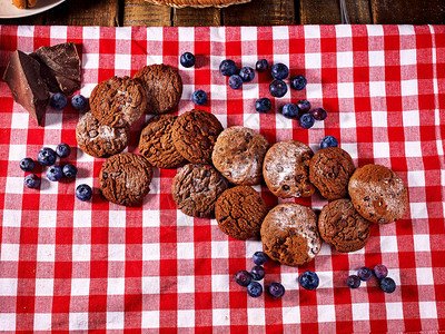 燕麦饼干巧克力饼干和蓝莓在野餐式乡村风格的彩色布料图片