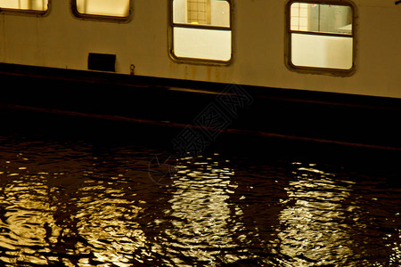 河船窗外的光图片