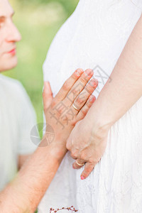 未来父亲拥抱和亲吻妻子怀图片