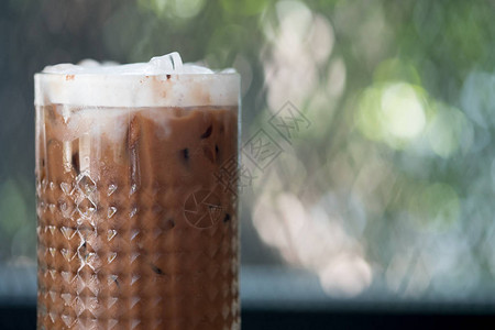 一杯冰奶摩卡咖啡和巧克力或可混合的浓缩咖啡图片