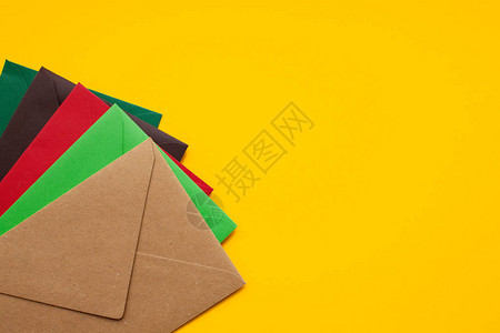 黄色背景的红色棕色绿色信封带有文字图片