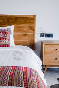 室内卧室轻木制床头墙壁白床图片
