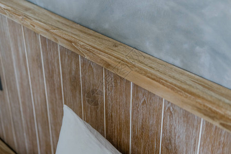 浅木制床头灰混凝土墙白床单最小型阁楼设计背景图片