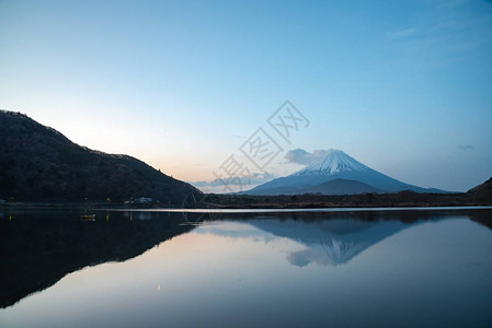 世界遗产富士山早上在精进湖Shojiko的景色日出时的富士山倒影日本山梨县富士五湖地区旅游背景图片