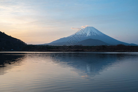 世界遗产富士山早上在精进湖Shojiko的景色日出时的富士山倒影日本山梨县富士五湖地区旅游背景图片