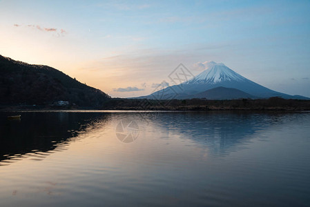 世界遗产富士山早上在精进湖Shojiko的景色日出时的富士山倒影日本山梨县富士五湖地区旅游背景图片