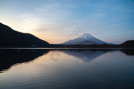 世界遗产富士山早上在精进湖Shojiko的景色日出时的富士山倒影日本山梨县富士五湖地区旅游背景图片