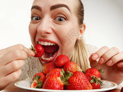 5白底食草莓的女高清图片