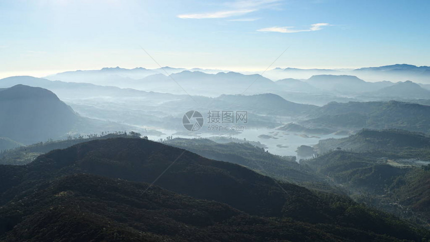 早晨阳光照射的山谷景色从亚当斯峰或斯里帕达的全景新鲜的雾山景观大多以柔和的蓝色图片