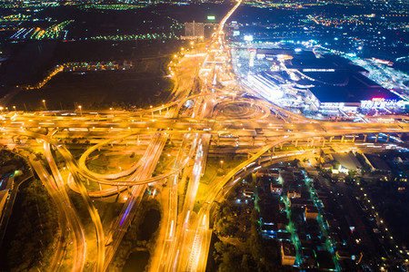 空中观视夜间交通灯交汇城市公路运图片