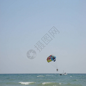 在海面上飞行双人滑翔伞图片