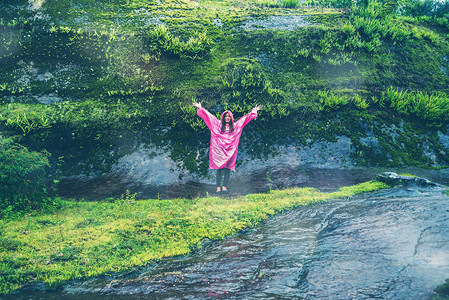 亚洲妇女旅行早晨大气自然森林走在森林雨季雨季图片