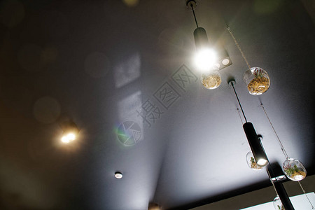 装饰照明设计咖啡厅内部咖啡厅内挂灯泡的灯餐厅装饰工业室内阁楼风图片