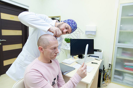 秃头治疗患有脱发的患者咨询医生准备头发移植手术标记头发生长的线图片